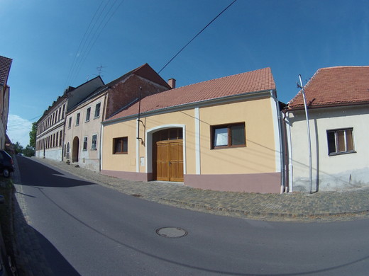 pohled z hlavní ulice