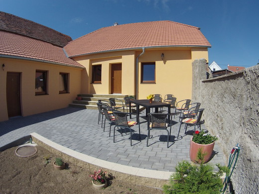 posezení ve dvoře před vinárnou