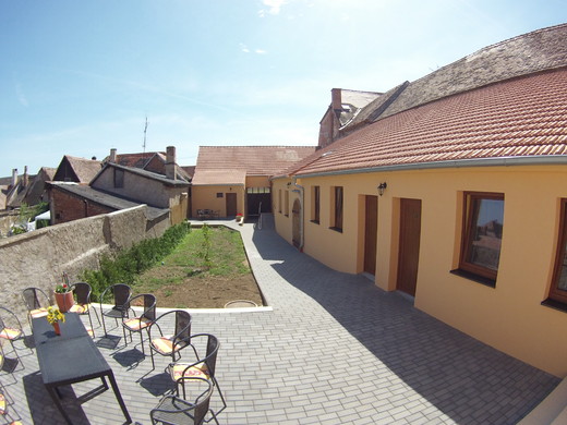 uzavřený dvůr s posezením