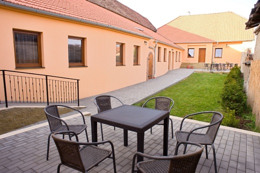 Posezení před apartmánem č.1