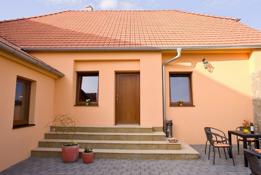 Vstup ze dvora do vinárny